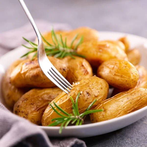 Bratkartoffeln Mit Frischem Rosmarin — Stockfoto