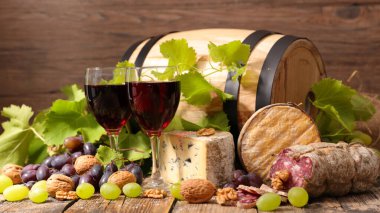 Peynirli ekmek ve kırmızı şarap bardakları