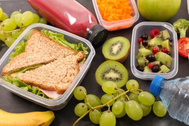 Sandviç, smoothie ve meyveli beslenme çantası.