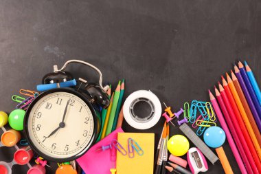 Okula dönmek, beyaz arka planda okul malzemeleri.