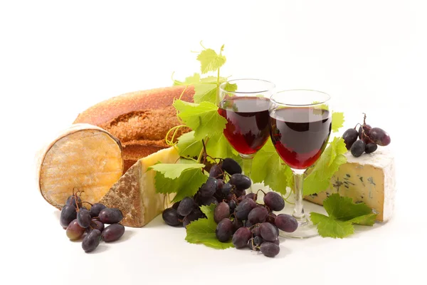 Copos Vinho Tinto Com Queijo Pão Isolado Sobre Fundo Branco — Fotografia de Stock