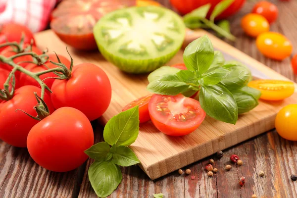 Różne Kolorowe Pomidory Bazylia — Zdjęcie stockowe