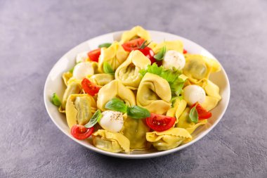 mozzarella, domates ve fesleğenli tortellini