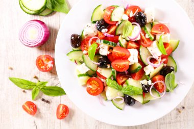 Tabakta karışık sebze salatası