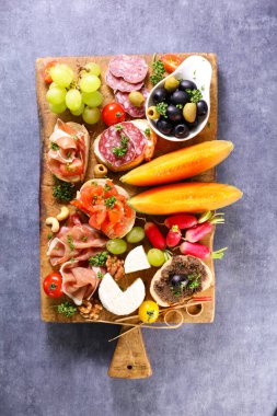 Çerez ve antipasto karışımı ahşap tahta.