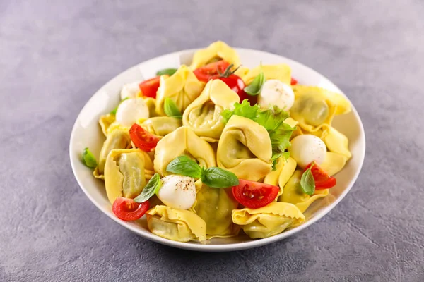 Tortellini Con Mozzarella Tomate Albahaca —  Fotos de Stock