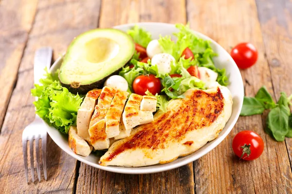 Gegrilltes Hühnerfilet Mit Salat Und Avocado — Stockfoto