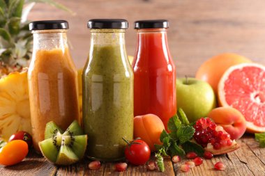 meyve suyu, bir şişe smoothie.