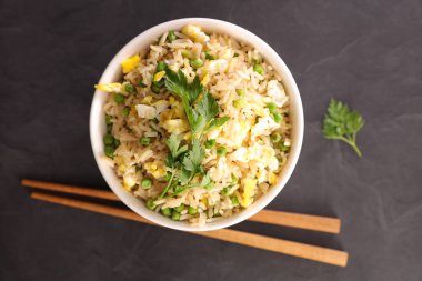 Bir kase kızarmış sebze ve çubuk.