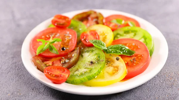Tomatensalat Mit Frischem Basilikum — Stockfoto