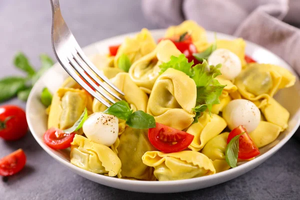 Ravioli Tortellini Con Mozzarella Tomate —  Fotos de Stock