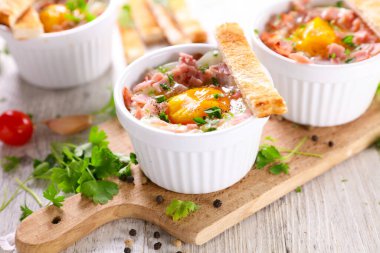 Pastırmalı ve kremalı yumurta.