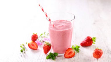 Bardakta taze çilekli smoothie.