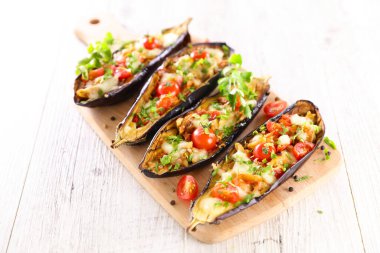 Sebze ve peynirli fırında patlıcan.