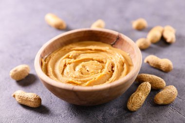 Bir kase kremalı fıstık ezmesi.