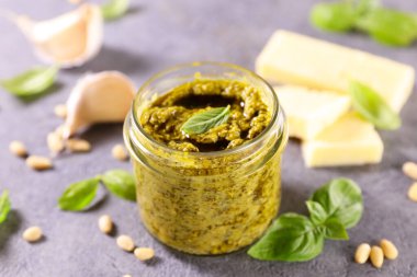 Taze malzemeli pesto sosu.