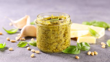 Taze malzemeli pesto sosu.