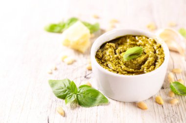 fesleğenli pesto sosu, çam fıstığı ve zeytinyağı.