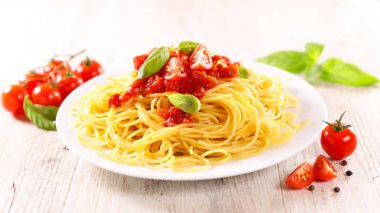 Domates soslu ve fesleğenli spagetti