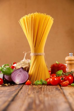 Domates ve fesleğenli spagetti.