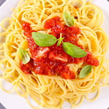 Domates soslu ve fesleğenli spagetti