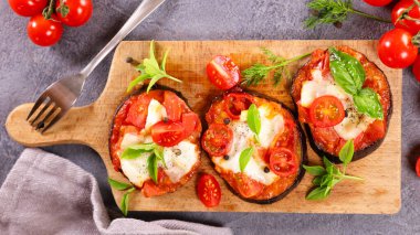 Domatesli fırında patlıcan ve mozzarella