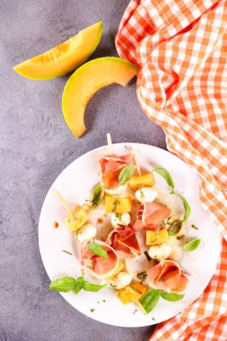 Mozzarella ve jambonlu kavun.