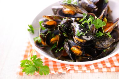 Bir kase midye, şarap ve maydanoz.