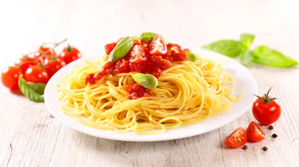 Spaghetti Med Tomatsås Och Basilika — Stockfoto