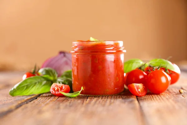 Frische Tomatensauce Mit Basilikum — Stockfoto