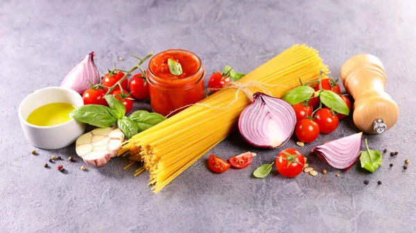 Rohe Spaghetti Mit Frischen Zutaten — Stockfoto