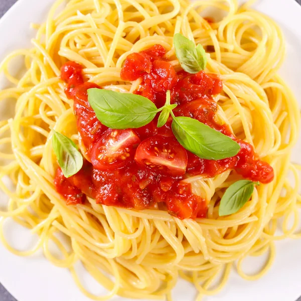 Espaguete Com Molho Tomate Manjericão — Fotografia de Stock