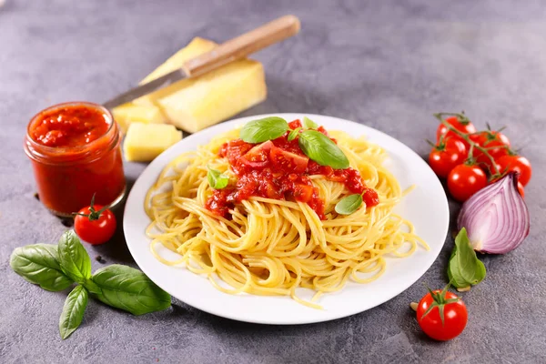 Spaghetti Sosem Pomidorowym Bazylią — Zdjęcie stockowe