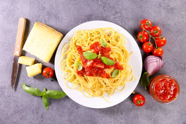 Spaghetti Sosem Pomidorowym Bazylią — Zdjęcie stockowe