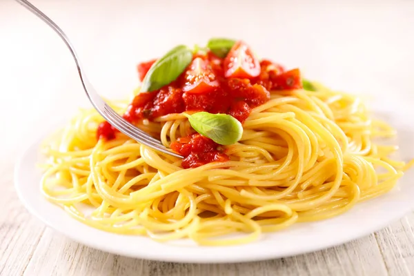 Spaghetti Sosem Pomidorowym Bazylią — Zdjęcie stockowe