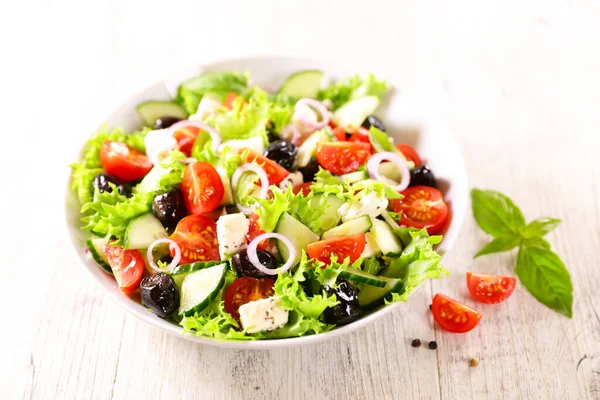 Salada Legumes Com Tomate Pepino Manjericão — Fotografia de Stock