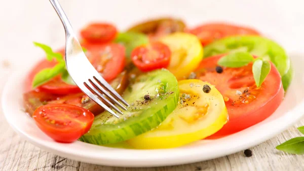 Kleurrijke Verse Tomatensalade Met Basilicum — Stockfoto