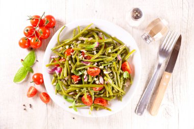Çeri domatesli yeşil fasulye salatası ve fesleğen.