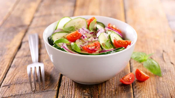 Gurkensalat Mit Kirschtomaten Und Basilikum — Stockfoto