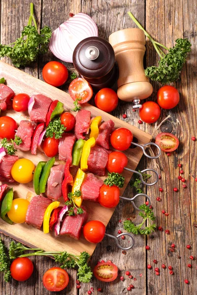 Brocheta Carne Cruda Tomates Sobre Tabla Madera — Foto de Stock