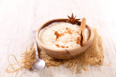 Tarçınlı Fransız sütlü pirinç tatlısı- pirinç pudingi.