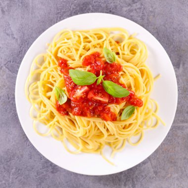 Tabakta domates soslu spagetti.