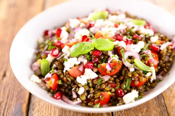 Linsensalat Mit Tomaten Käse Und Granatapfel — Stockfoto