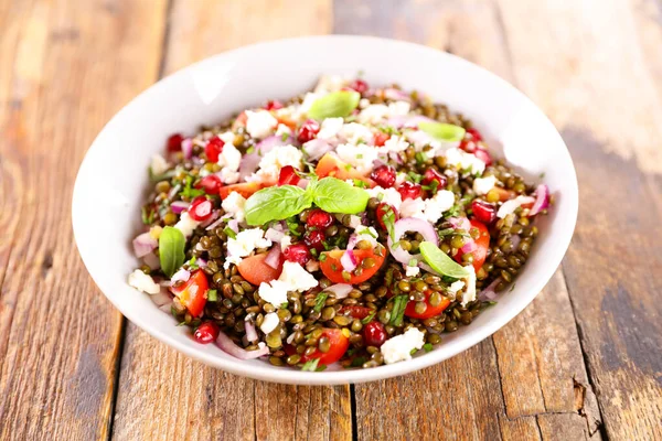 Linsensalat Mit Tomaten Käse Und Granatapfel — Stockfoto