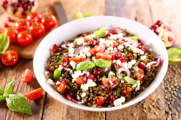 Linsensalat Mit Tomaten Käse Und Granatapfel — Stockfoto