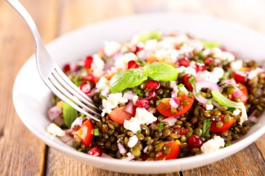 Domates, peynir ve fesleğenli mercimek salatası.