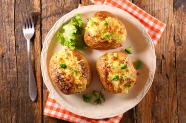 Kremalı ve peynirli fırında patates