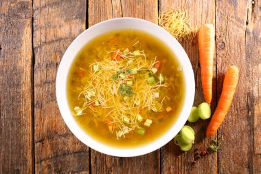 Bir kase çorba, makarna ve sebze.