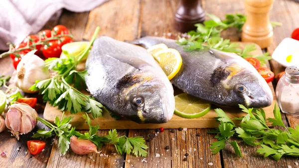 Peixe Cru Ganhou Placa Madeira Com Ingredientes Especiarias — Fotografia de Stock