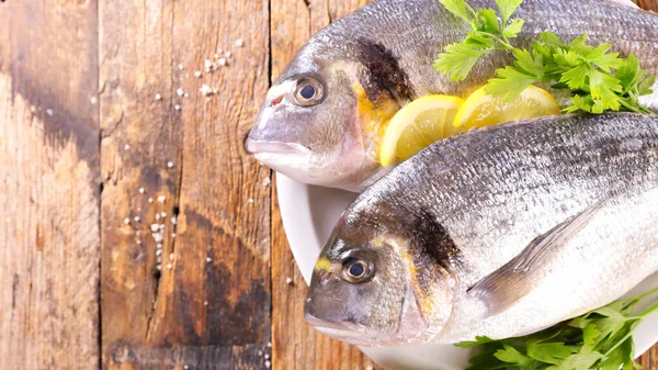 Dorado Frais Avec Citron Sur Assiette — Photo